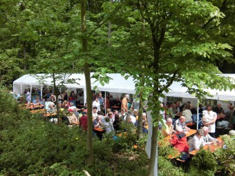 Zufriedene Besucher des Waldfestes am Boxberg in Neckarwimmersbach
