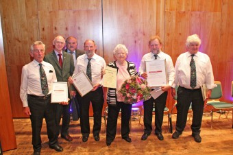 die geehrten Mitglieder Karl Berger 60 Jahre, Klaus Reinhard 25 Jahre, Wolfgang Haag vom Sängerkreis Kurpfalz, 2. Vorstand Karl-Heinz Dir, Irmgard Baur 60 Jahre und als Ehrenmitglied ernannt, 1. Vorstand Gerhard Laritz, Ortwin Wettig 60 Jahre im Verein. 