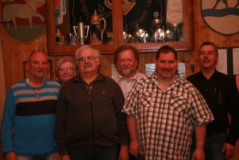 auf den Bildern mit der Vorstandschaft v.l.n.r. zweiter Vorstand Karlheinz Dir, Schriftführerin Marlies Rumbach, das neue Ehrenmitglied Josef Rumbach, erster Vorstand Gerhard Laritz, Beirat Gerhard Beisel, Kassier Martin Epp