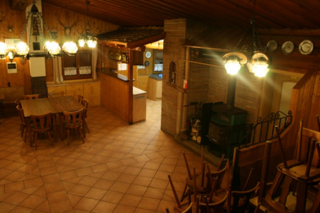 Innenraum mit Theke und Küchenbereich