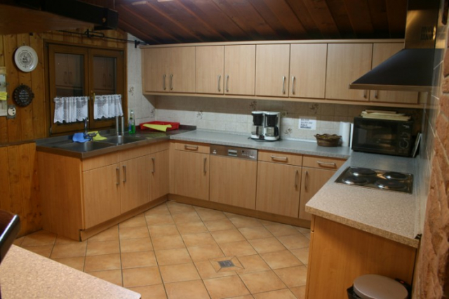 Küche mit Geschirrspüler