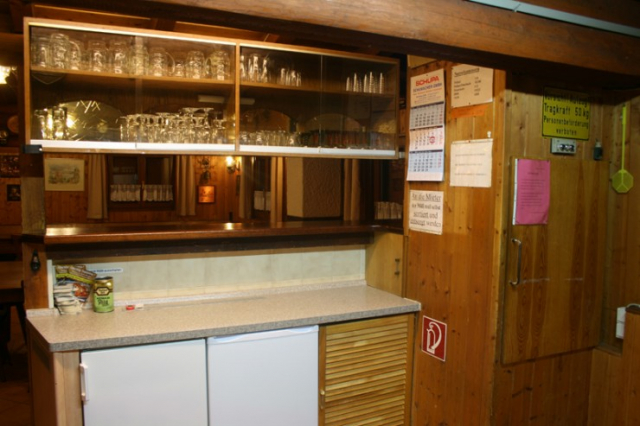 Blick aus der Küche in den Gastraum