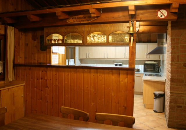 Theke mit Küche im Hintergrund